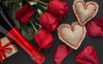 Картинка праздничные день+святого+валентина +сердечки +любовь подарок розы сердечки вино