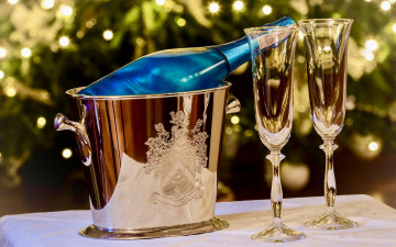 Картинка праздничные угощения ведерко бутылка шампанское бокалы