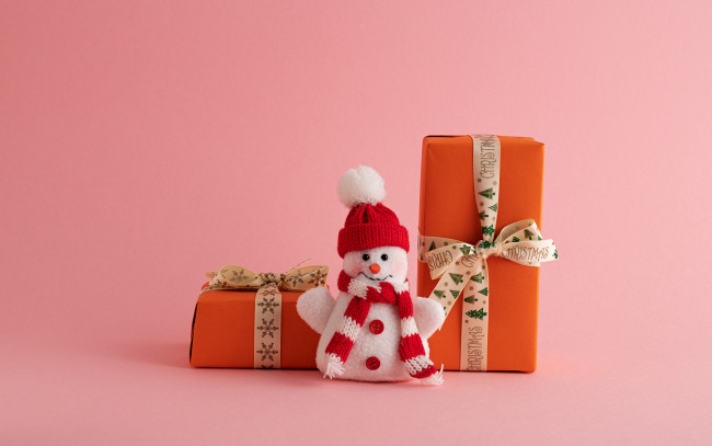 Обои картинки фото праздничные, снеговики, подарки, снеговик