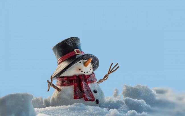 Обои картинки фото праздничные, снеговики, снег, снеговик, шляпа
