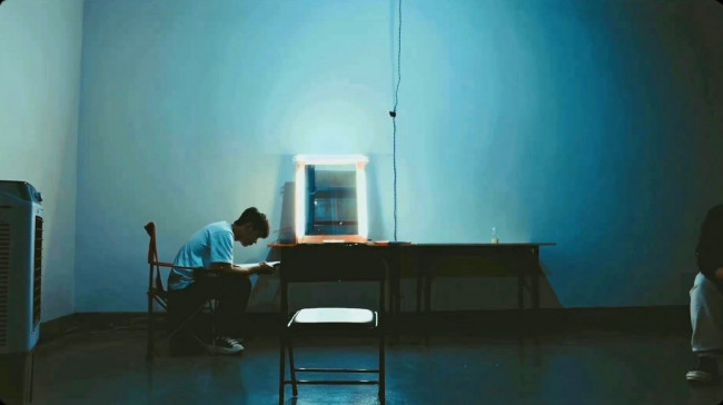 Обои картинки фото мужчины, xiao zhan, актер, сценарий, стол