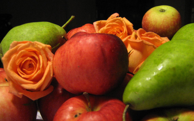 Обои картинки фото еда, фрукты, ягоды, груши, яблоки, розы
