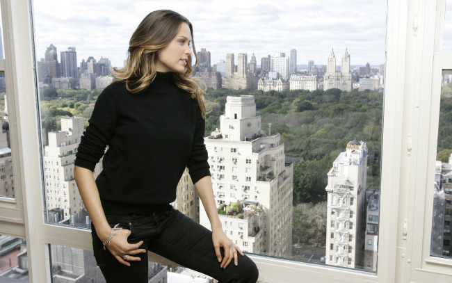 Обои картинки фото Petra Nemcova, девушки, , , панорама, города, окно, свитер, джинсы