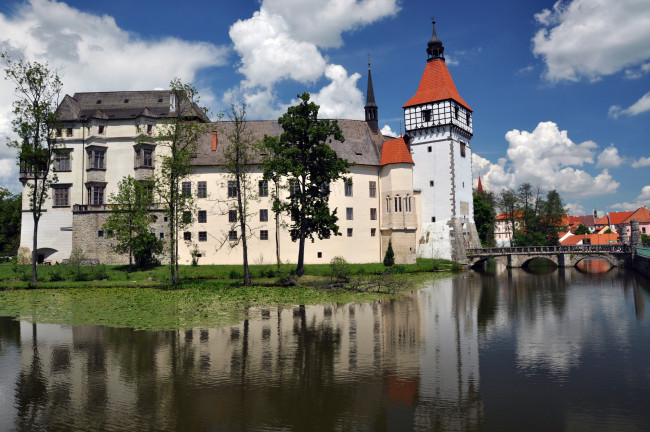 Обои картинки фото blatenskу, zаmek, Чехия, города, дворцы, замки, крепости, река, парк, замок