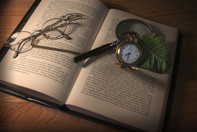 Обои картинки фото разное, Часы, часовые, механизмы, очки, лупа, книга