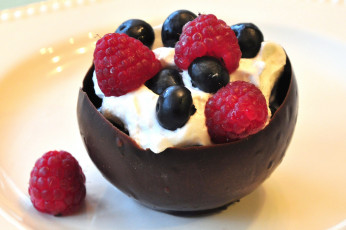 Картинка еда мороженое +десерты десерт ягоды крем шоколад малина