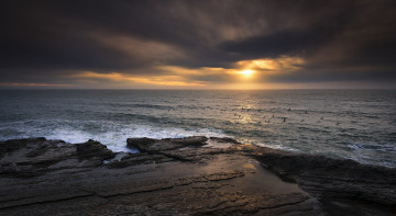 Картинка природа восходы закаты свет океан тучи камни горизонт кляж