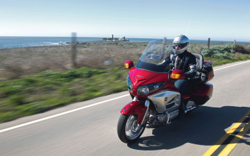 обоя honda goldwing 2012, мотоциклы, honda, хонда, золотокрылая, красная, мотоциклист, дорога, океан, мчится
