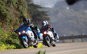 Картинка honda+goldwing+2012 мотоциклы honda хонда золотокрылая синяя свет дорога мото-туризм едут