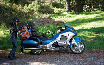 обоя honda goldwing 2012, мотоциклы, honda, хонда, золотокрылая, синяя, природа, мотоциклисты