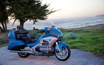 обоя honda goldwing 2012, мотоциклы, honda, хонда, золотокрылая, синяя, океан, дерево