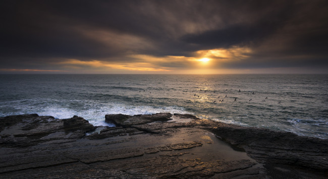 Обои картинки фото природа, восходы, закаты, свет, океан, тучи, камни, горизонт, кляж