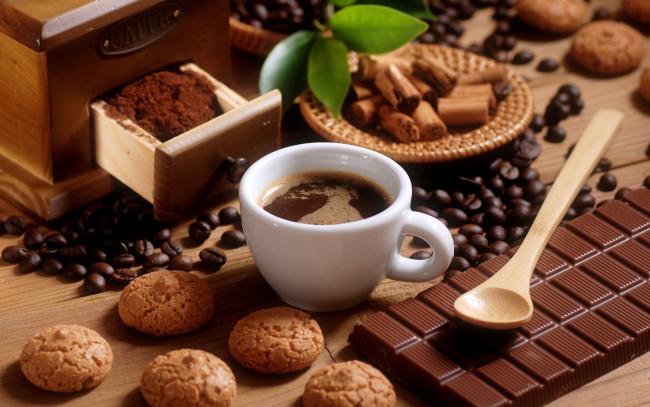 Обои картинки фото еда, кофе,  кофейные зёрна, печенье, шоколад, молочный, плитка, зерна, чашка, ложка, листья, корица, десерт