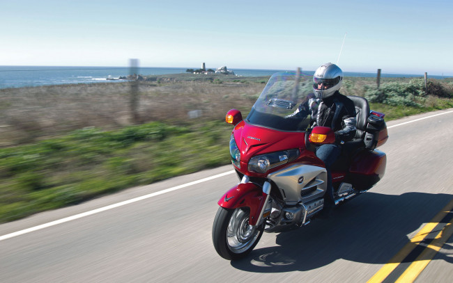 Обои картинки фото honda goldwing 2012, мотоциклы, honda, хонда, золотокрылая, красная, мотоциклист, дорога, океан, мчится