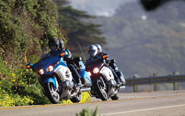 Обои картинки фото honda goldwing 2012, мотоциклы, honda, хонда, золотокрылая, синяя, свет, дорога, мото-туризм, едут
