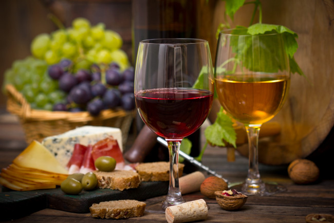 Обои картинки фото еда, напитки,  вино, корзина, бокалы, виноград, вино, красное, белое, орехи, сыр