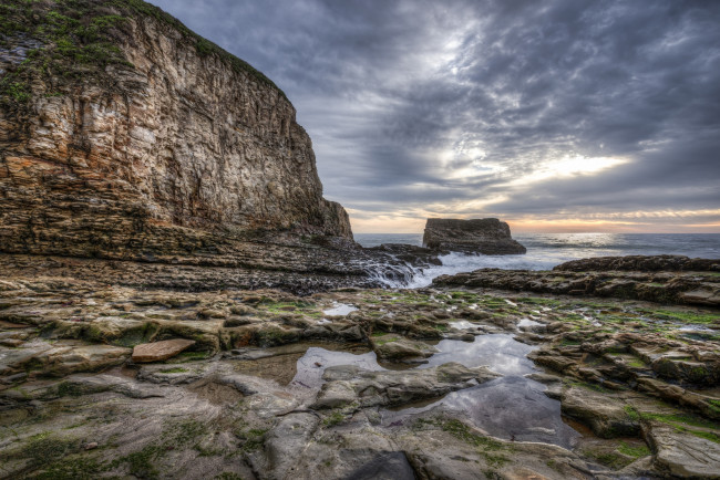 Обои картинки фото природа, побережье, сумрак, тучи, камни, скалы, океан