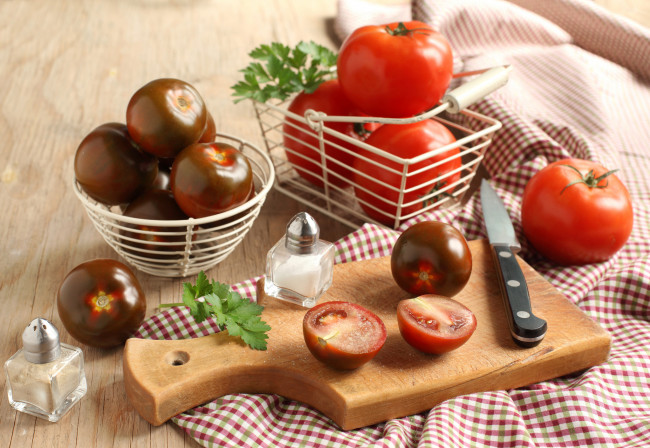 Обои картинки фото еда, помидоры, соль, нож, доска, салфетка, зелень, томаты