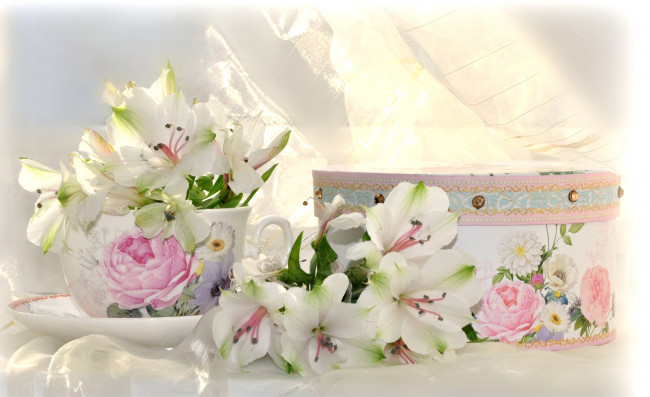 Обои картинки фото цветы, альстромерия, чашка, коробка