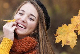 Картинка девушки -unsort+ лица +портреты осень клен листья улыбка берет свитер блондинка лицо
