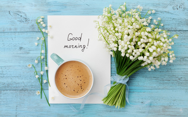 Обои картинки фото еда, кофе,  кофейные зёрна, цветы, утро, cыp, flowers, чашка, букет, coffee, lily, wood, good, morning, ландыши