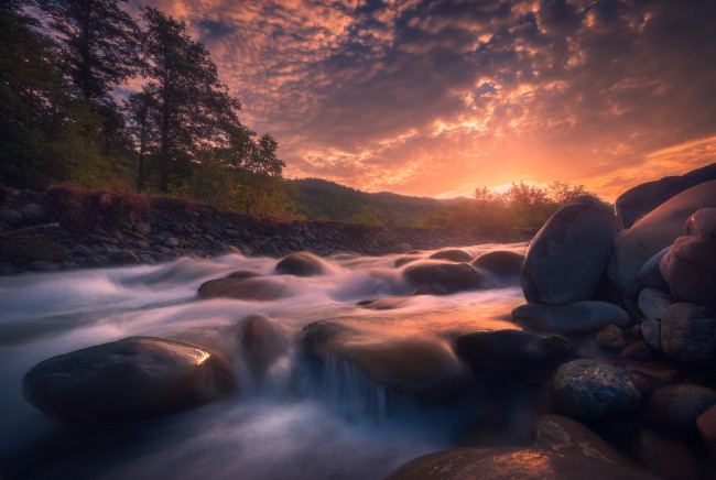 Обои картинки фото природа, восходы, закаты, камни, вода, река, лес