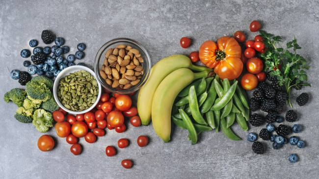 Обои картинки фото еда, колбасные изделия, seeds, tomatoes, table, fruits, banana