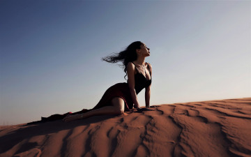 Картинка девушки -+брюнетки +шатенки пустыня песок брюнетка поза