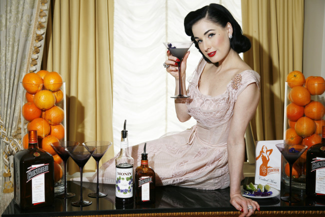 Обои картинки фото Dita Von Teese, девушки, , , , алкоголь, лайм, апельсины