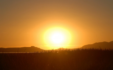 Картинка природа восходы закаты горы солнце небо трава силуэты