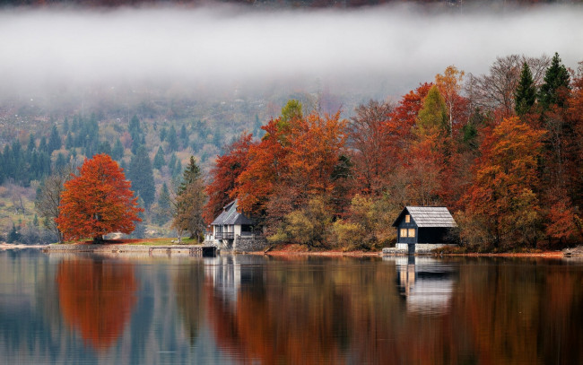 Обои картинки фото города, - здания,  дома, озеро, туман, дома, отражение, осень