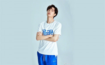 Картинка мужчины wang+yi+bo актер певец футболка спортивные штаны