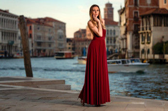 Картинка девушки -+блондинки +светловолосые венеция канал вечернее платье