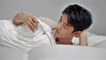 Картинка мужчины xiao+zhan актер лицо свитер постель