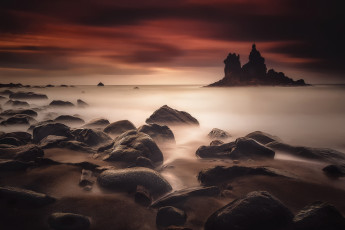 Картинка природа побережье камни пляж небо море скалы песок