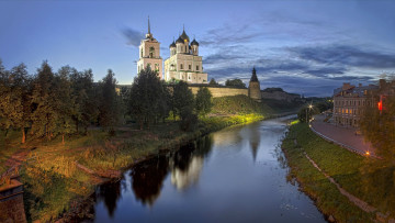 Картинка города -+православные+церкви +монастыри река вечер псков