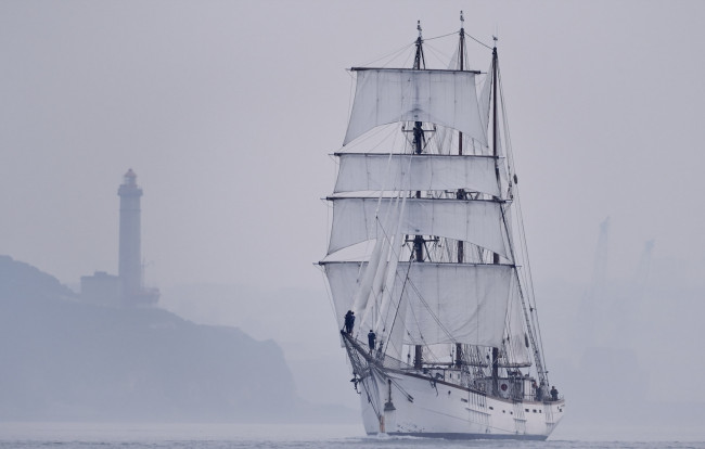 Обои картинки фото корабли, парусники, туман, маяк, парусник, пейзаж, море
