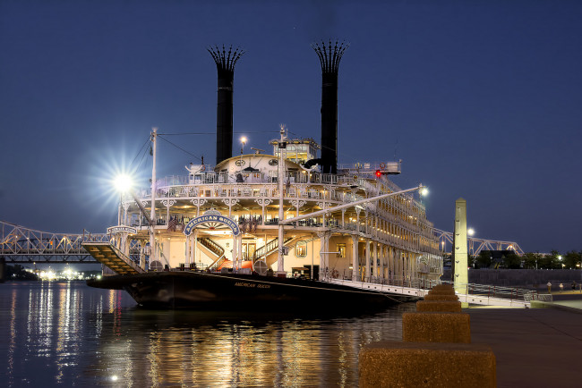 Обои картинки фото american queen at louisville, корабли, пароходы, пароход, река, ночь