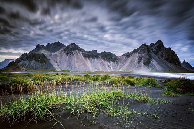 Обои картинки фото природа, горы, небо, чёрный, песок, stockksness, vestrahorn, исландия