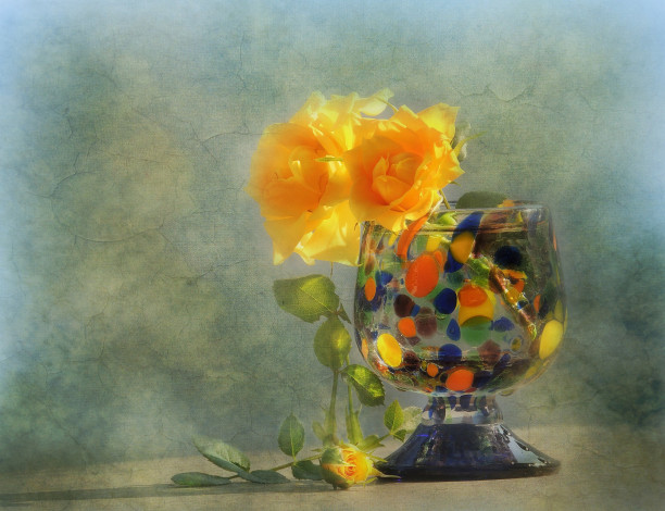 Обои картинки фото цветы, розы, жёлтые, стиль, ваза, текстура