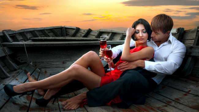Обои картинки фото разное, мужчина женщина, лодка, бокалы, вино, влюбленные, закат
