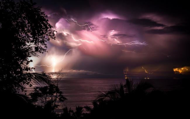 Обои картинки фото природа, молния,  гроза, облака, молнии, ночь, вода