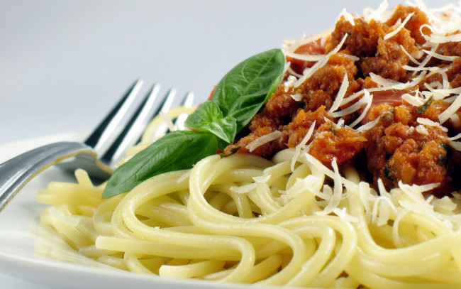 Обои картинки фото еда, макаронные блюда, макароны, паста, спагетти, базилик, сыр