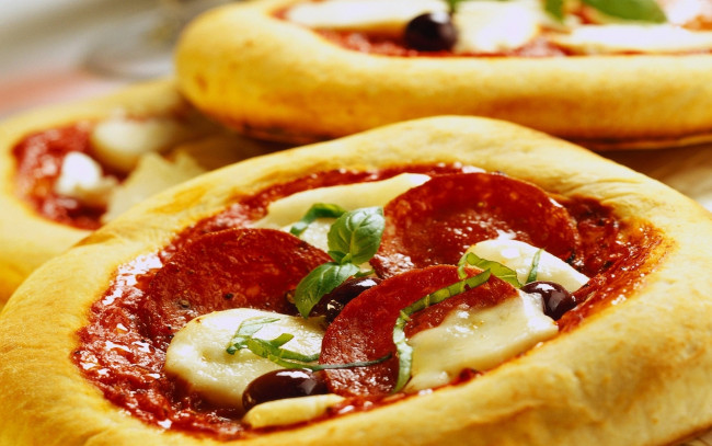 Обои картинки фото еда, пицца, сыр, базилик, колбаса