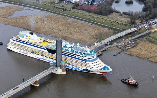 Обои картинки фото корабли, лайнеры, мост, круизный, лайнер, корабль, канал, пассажирский