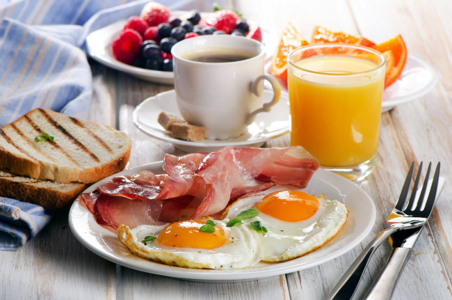 Обои картинки фото еда, Яичные блюда, завтрак, глазунья, яичница, бекон, тосты, сок, кофе