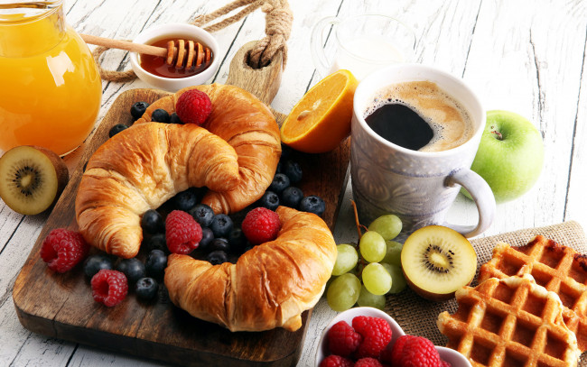 Обои картинки фото еда, разное, ягоды, мед, вафли, сок, кофе, круассаны