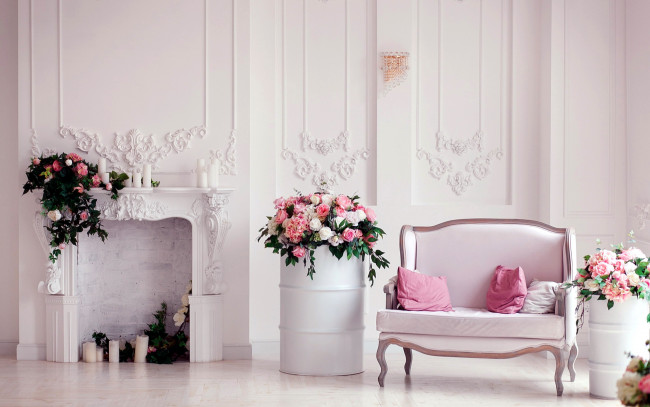 Обои картинки фото интерьер, гостиная, цветы, диван, камин