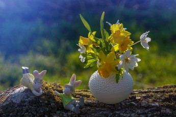 Картинка праздничные пасха ваза цветы зайчики фигурки