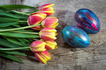 Картинка праздничные пасха тюльпаны букет весна пасхальные яйца окрашенный красочный природы